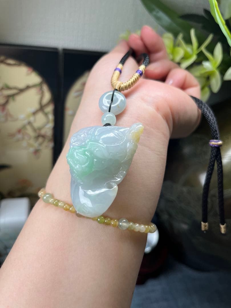 新入荷‼️御守り❣️天然A貨翡翠　希少の3色翡翠、開運龍神様の頭　鑑定書付き