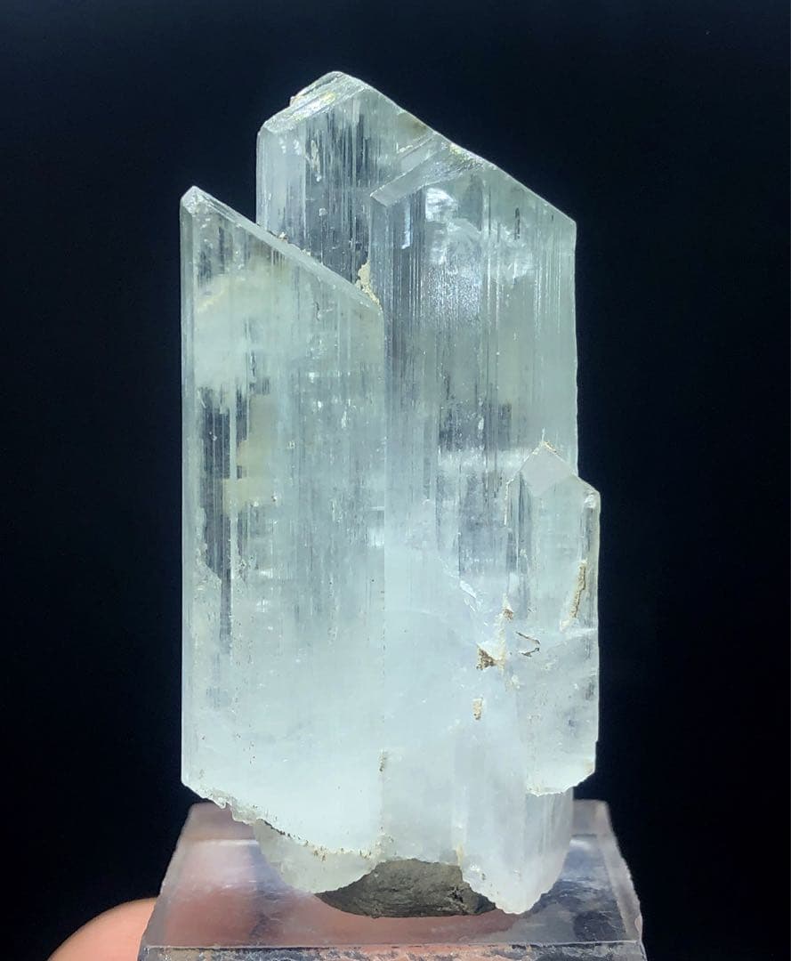 天然のライトグリーンクンツァイトクリスタル