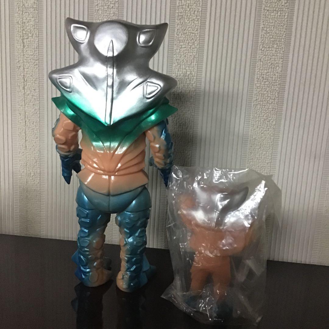 円谷コミュニケーションズ　フリップ星人肌色　ミニソフビ付き　怪獣郷