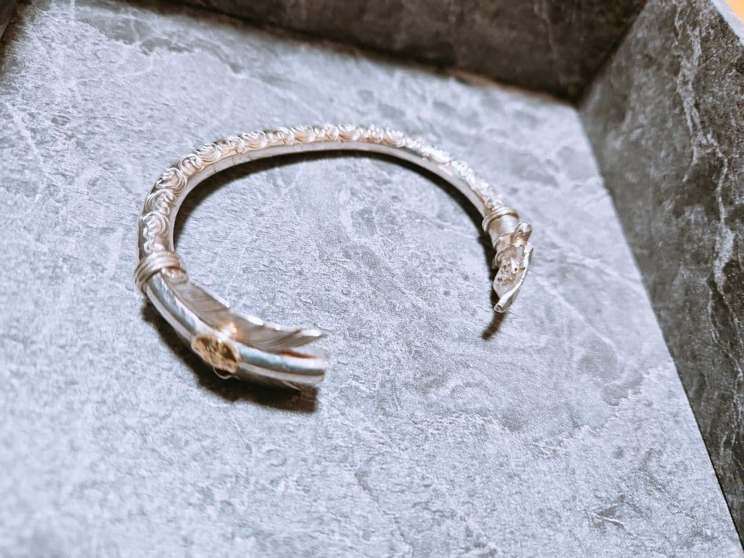 【ミィ】ファーストアローズ　K18付きカラ草彫り　バングル