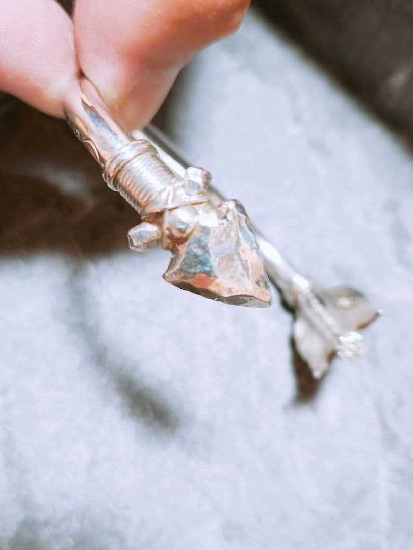 【ミィ】ファーストアローズ　K18付きカラ草彫り　バングル