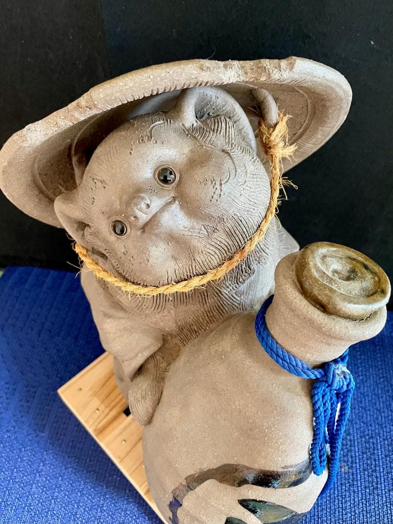 値下げ！【超レア・二六作】狸の酒瓶持ち陶器置物 在落款有 時代物 現品中古