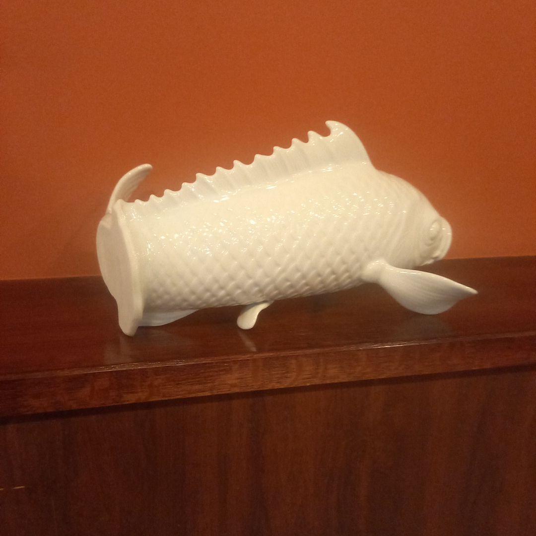 白磁 鯉の形状 陶器 花瓶.高さ35センチ！迫力あります！