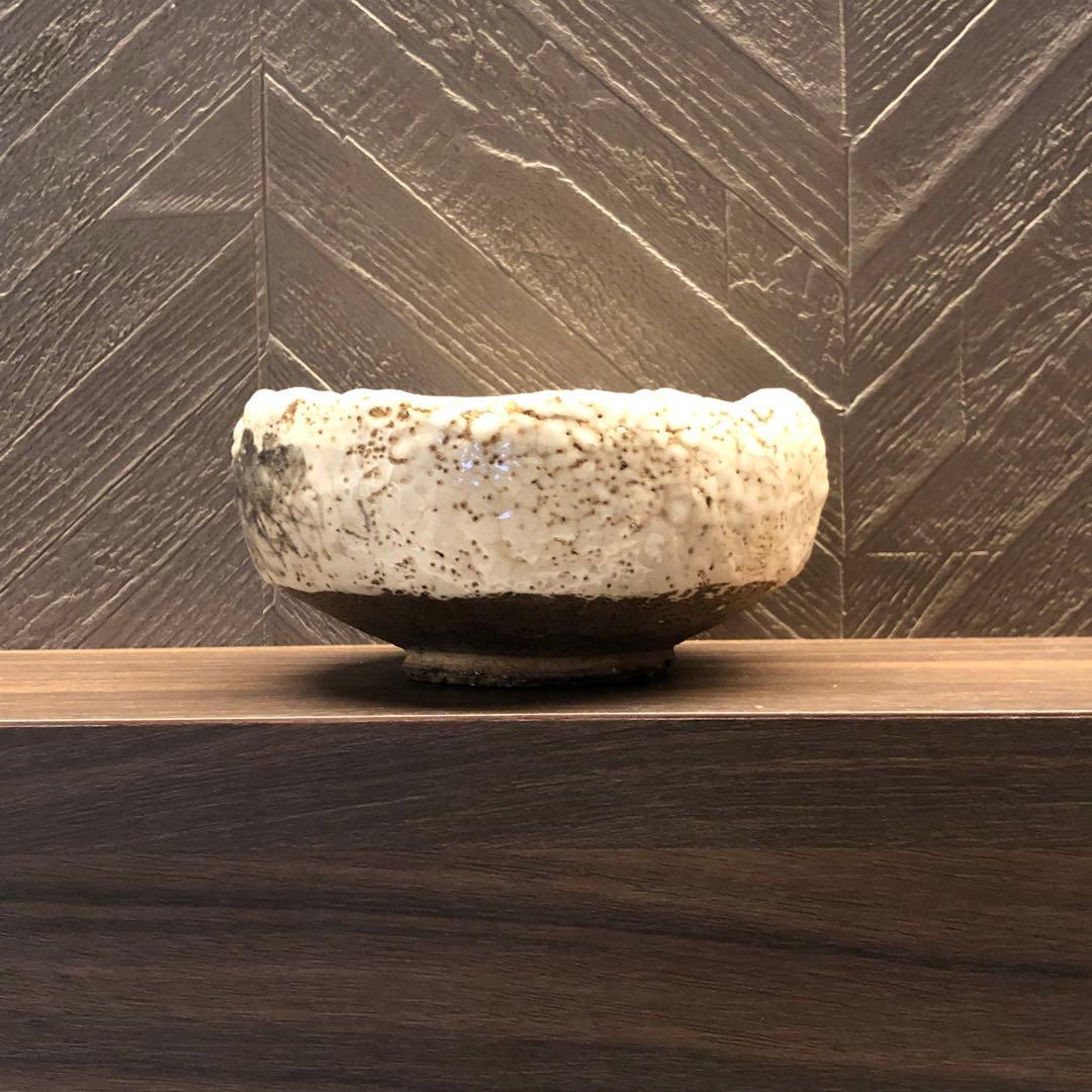 究極の美◾️蔵から白い釉薬がぼこぼこしたかなり凄そうな抹茶茶碗が出て来ました。