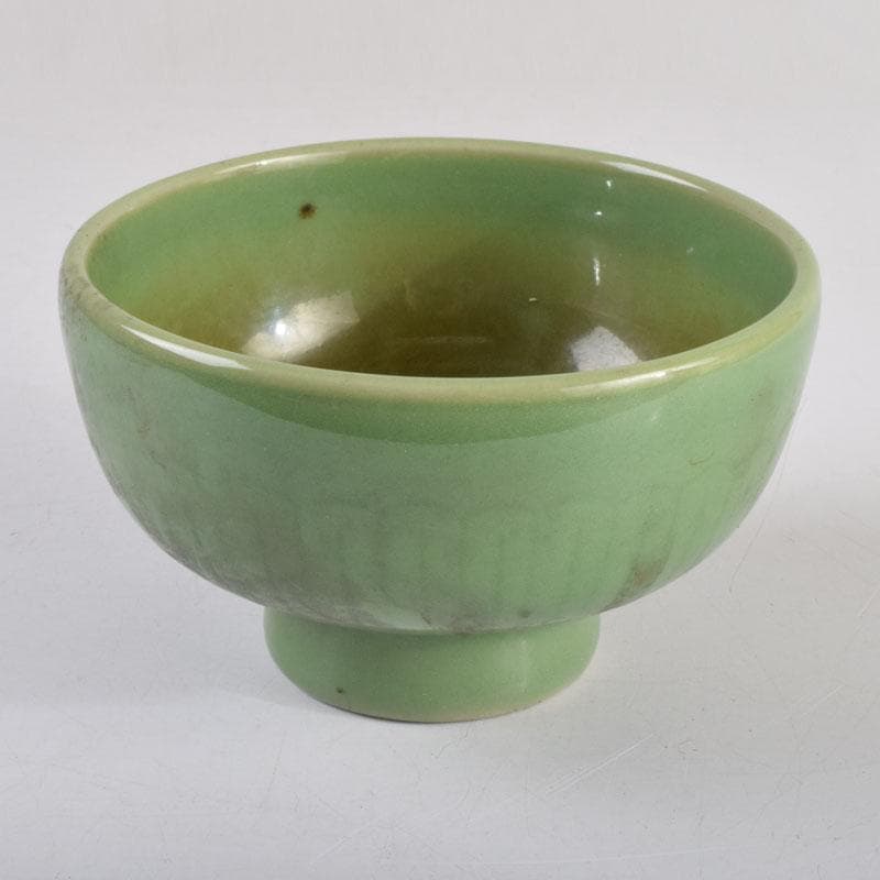 中国　龍泉窯　青磁人形手刻蓮弁文碗　V　8829