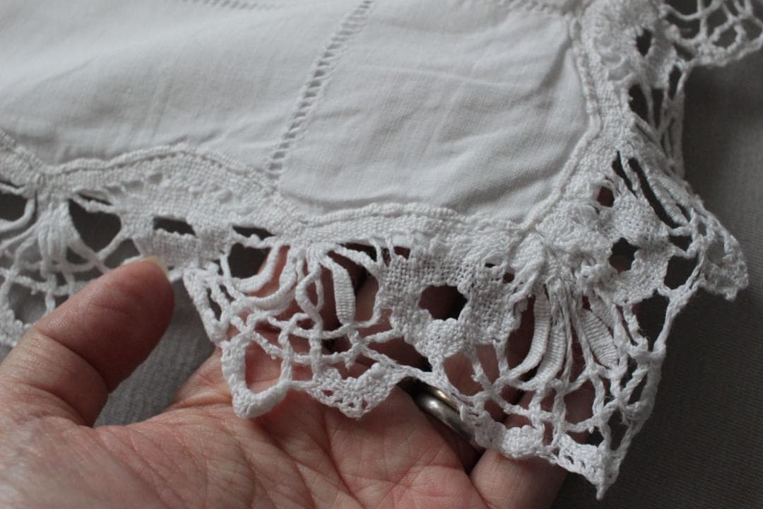 フランスアンティーク・クッションカバー \"J・C\"ドロンワーク/白糸刺繍