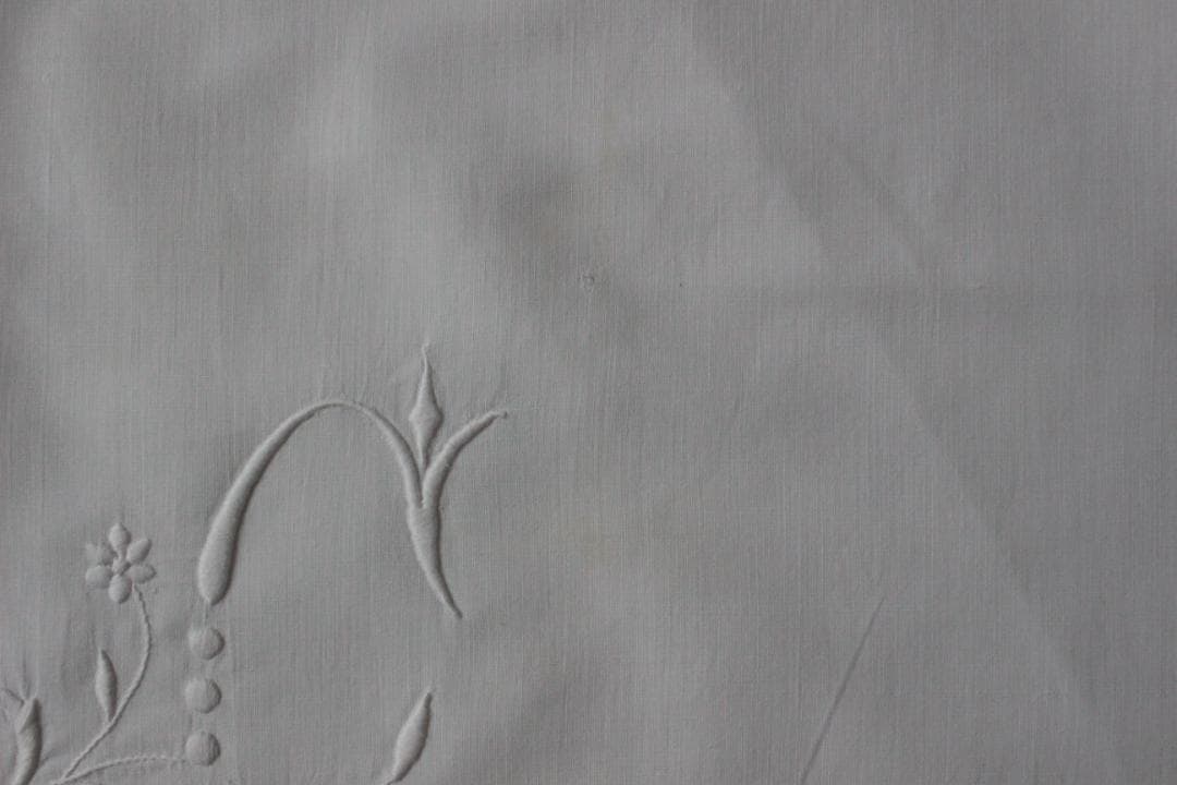 フランスアンティーク・クッションカバー \"J・C\"ドロンワーク/白糸刺繍