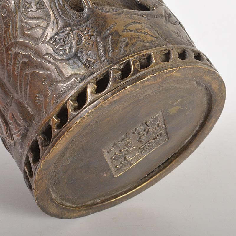 中国　書道具　大清清乾隆年製　古銅　山水人物透かし彫　筆筒　C　5953