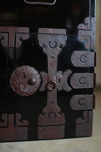 綺麗な丸金具庄内箪笥　扉付き　タンス　収納　古家具　古民家　時代家具