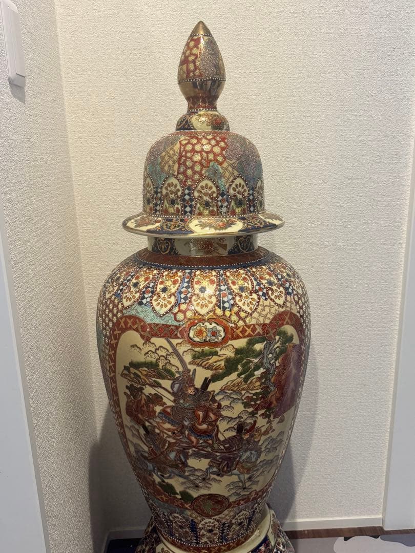 伝統工芸・総手描き古伊万里様式金欄手壺　インテリア装飾用の瓶