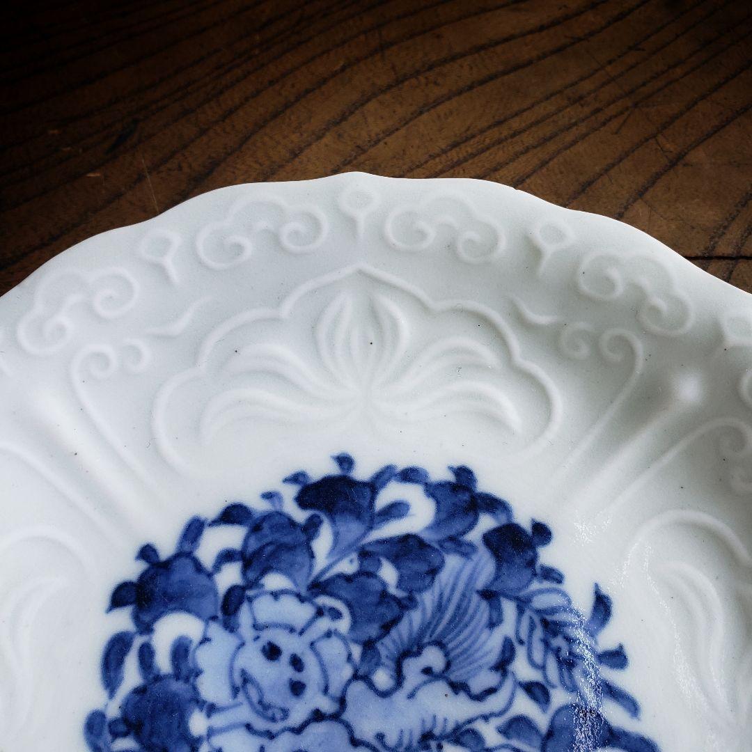 皿　白磁　古伊万里　獅子文様　染付　陽刻縁　牡丹　唐草　明治　大正　ロ号　訳あり
