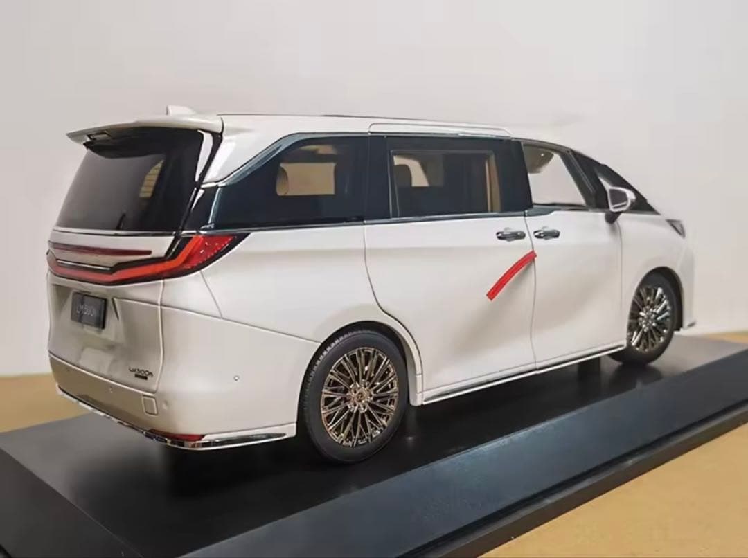 Lexus 1:18 ￼ダイキャスト￼LM500h ホワイトモデルミニカー