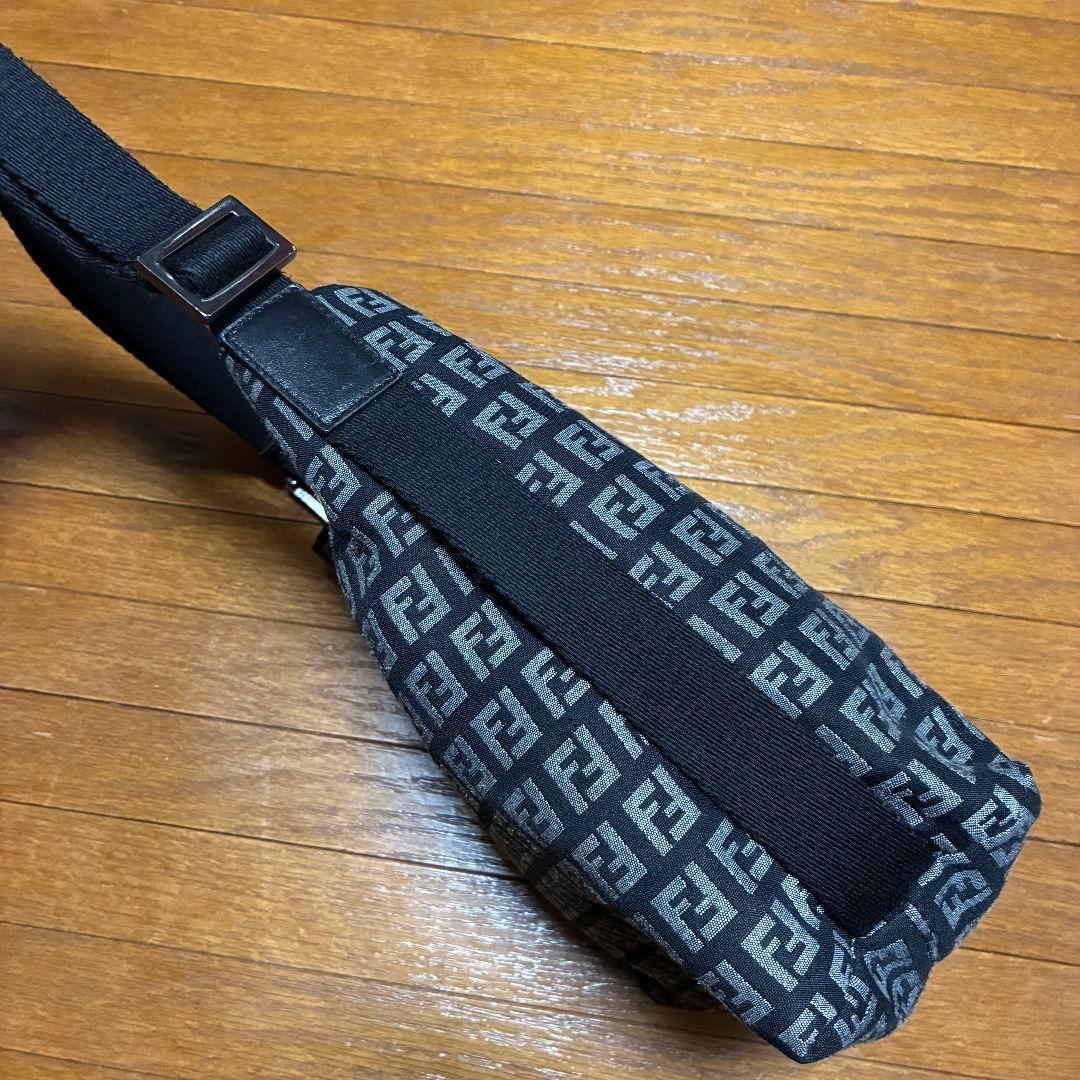 FENDIフェンディ　ズッカ柄　ショルダーバック