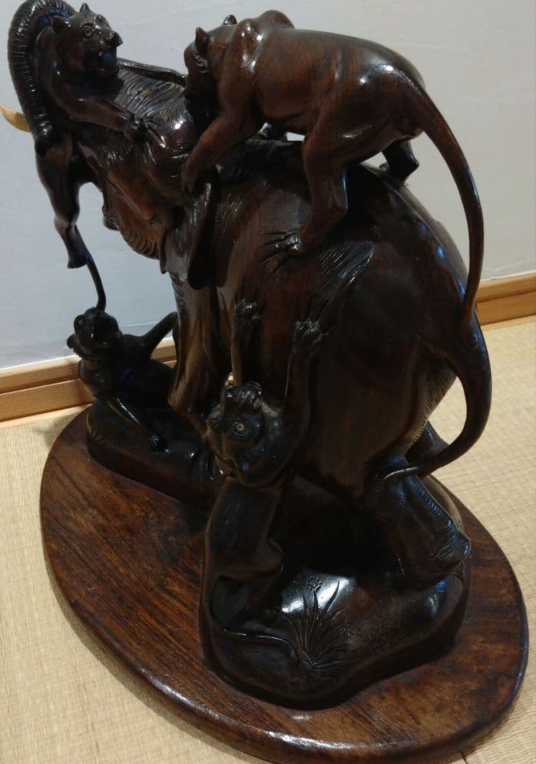 木製彫刻 象と虎のアート