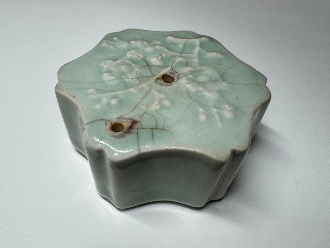 李朝　水滴　青磁　青磁桜花型梅花紋水滴