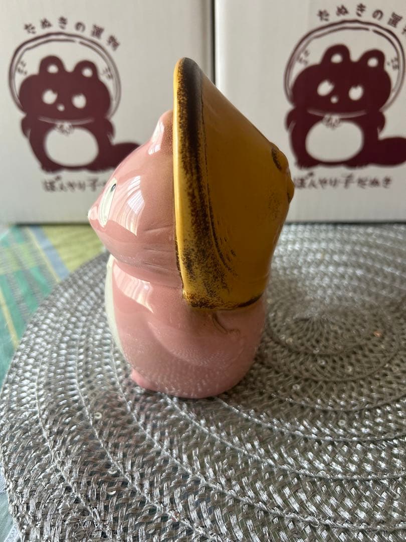 ヒダカナオト　ぼんやり子だぬき　陶器　開運　 ピンク　信楽焼き　置きだぬき