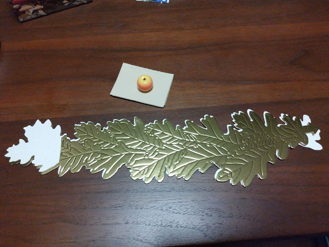 とらやパリ　2026年ガレット・デ・ロア　フェーブ(林檎形)