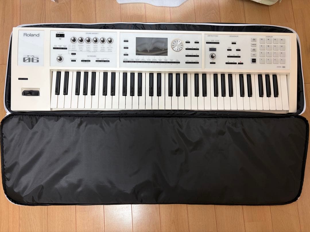 Roland FA06シンセサイザーホワイト61鍵盤（スタンド、フットペダル付）