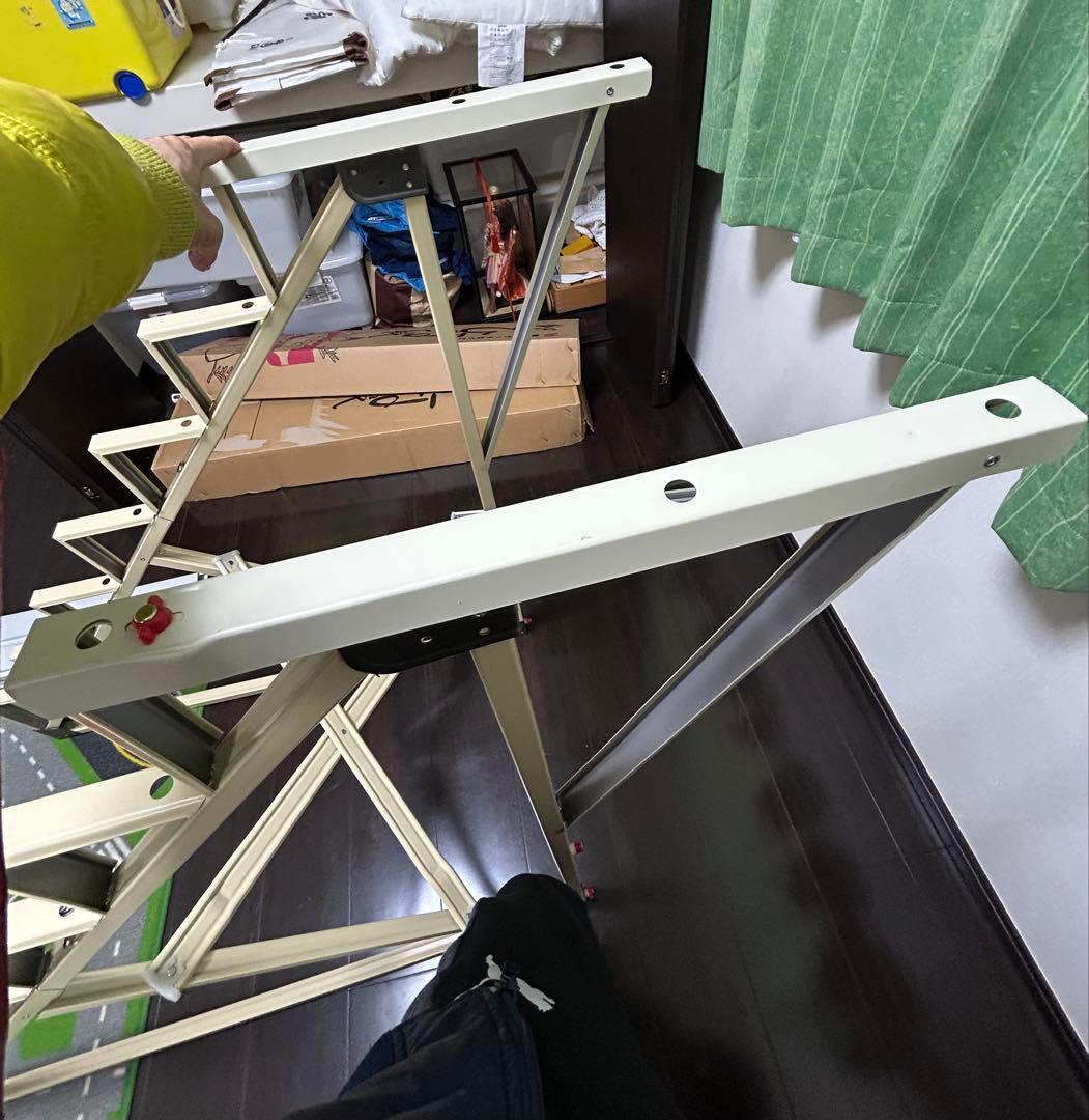 ひな壇 ホワイト 赤い刺繍布付き