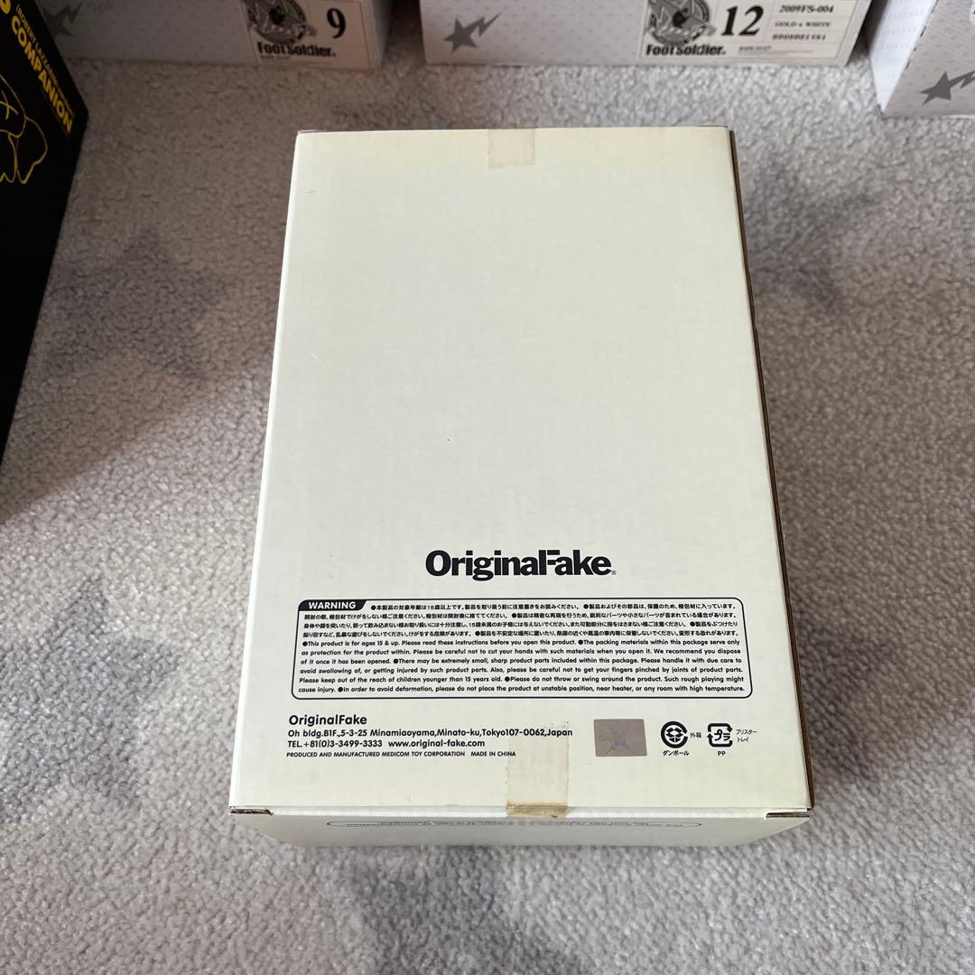 カウズ ロバート・ラザリー二 フィギュア グレー