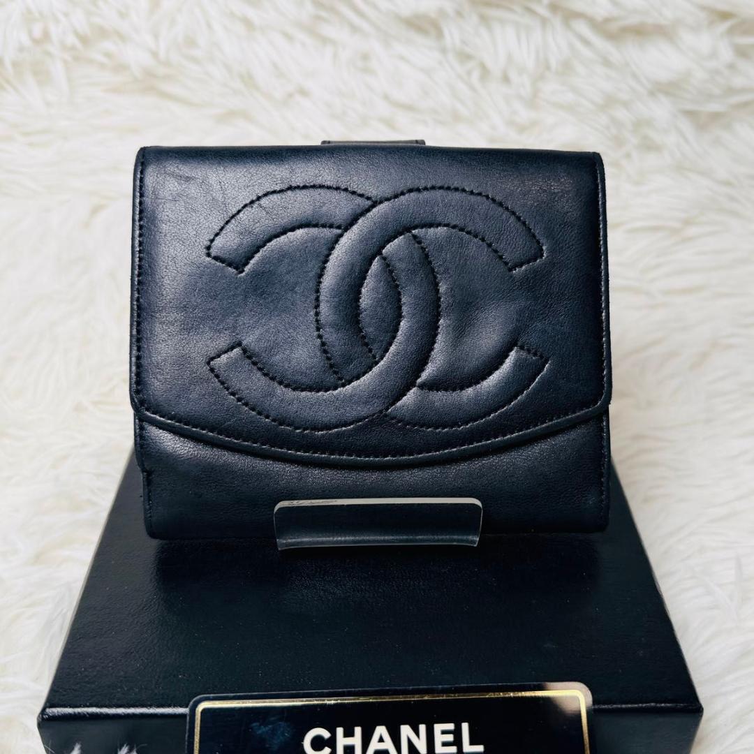 【セール】シャネル　ココマーク　二つ折り財布　黒　ラムスキン　箱付き カードあり