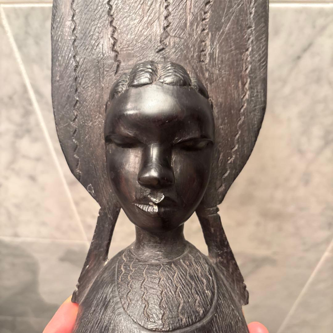 アフリカアンティーク　美しい瞳と圧倒的な存在感の木彫りオブジェ