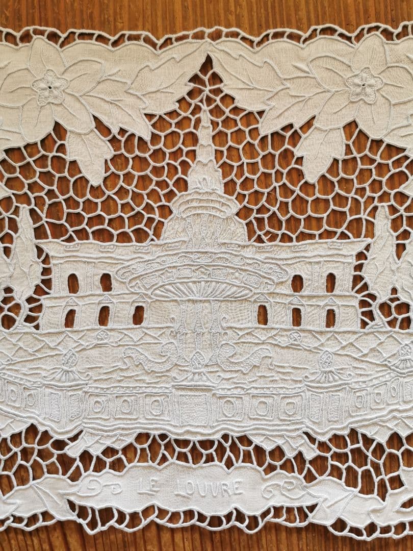 アンティークレース刺繍クロス ルーブル美術館を臨む噴水 ミュージアム所蔵級ピース