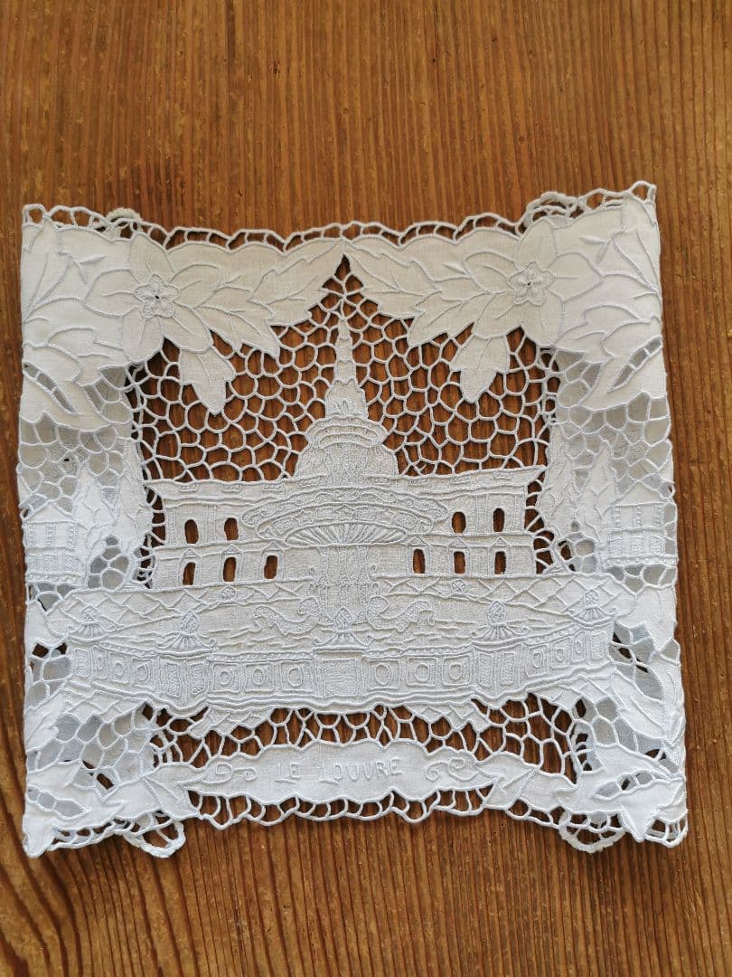 アンティークレース刺繍クロス ルーブル美術館を臨む噴水 ミュージアム所蔵級ピース