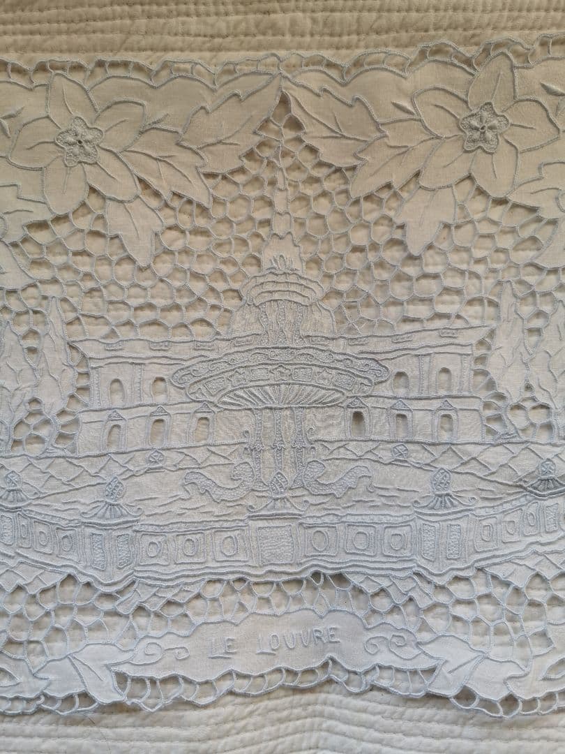 アンティークレース刺繍クロス ルーブル美術館を臨む噴水 ミュージアム所蔵級ピース