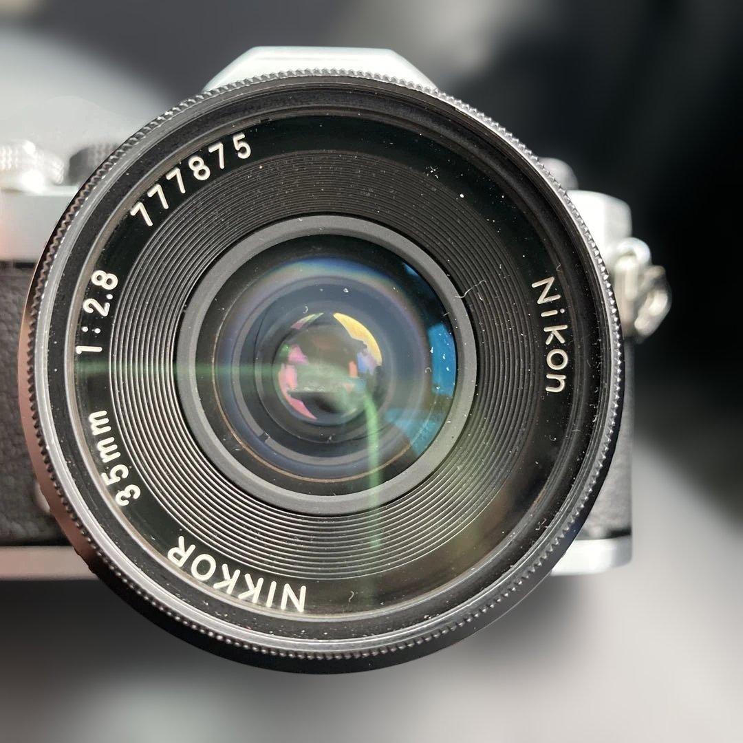 Nikon FM フィルムカメラ + NIKKOR 35mm f/2.8 レンズ