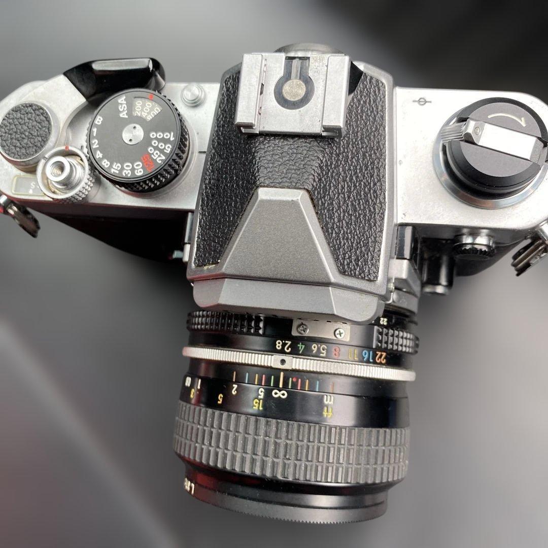 Nikon FM フィルムカメラ + NIKKOR 35mm f/2.8 レンズ