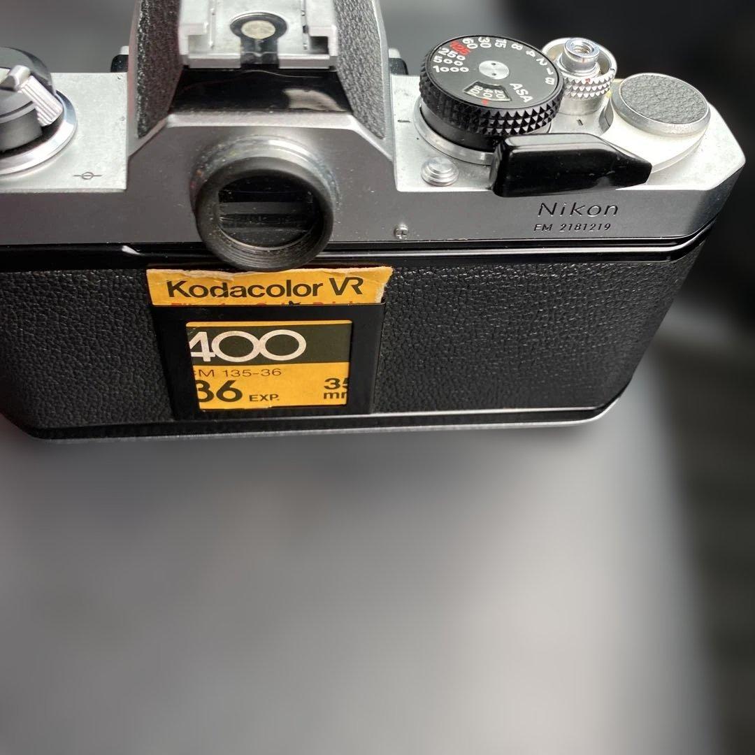 Nikon FM フィルムカメラ + NIKKOR 35mm f/2.8 レンズ
