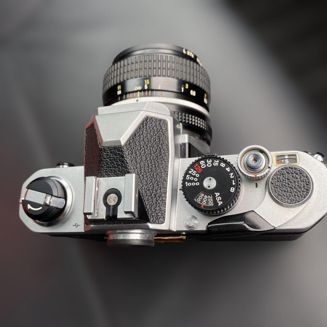 Nikon FM フィルムカメラ + NIKKOR 35mm f/2.8 レンズ