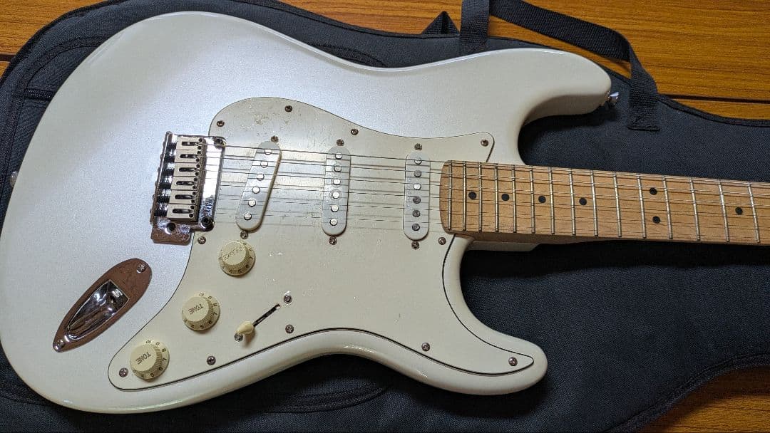 Squier Stratocaster ホワイト