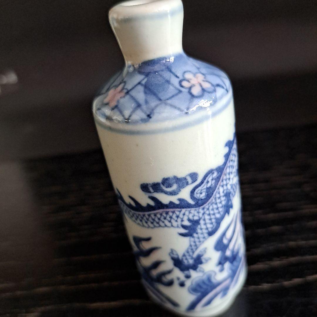 中国　古玩　乾隆年製　鼻煙壺　波に龍図　やや大型