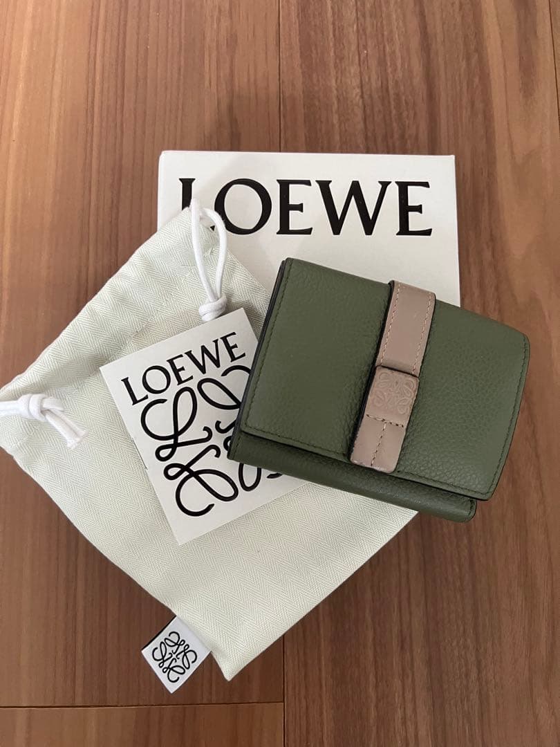 美品✨LOEWE ロエベ　トライフォールドウォレット　アボカド