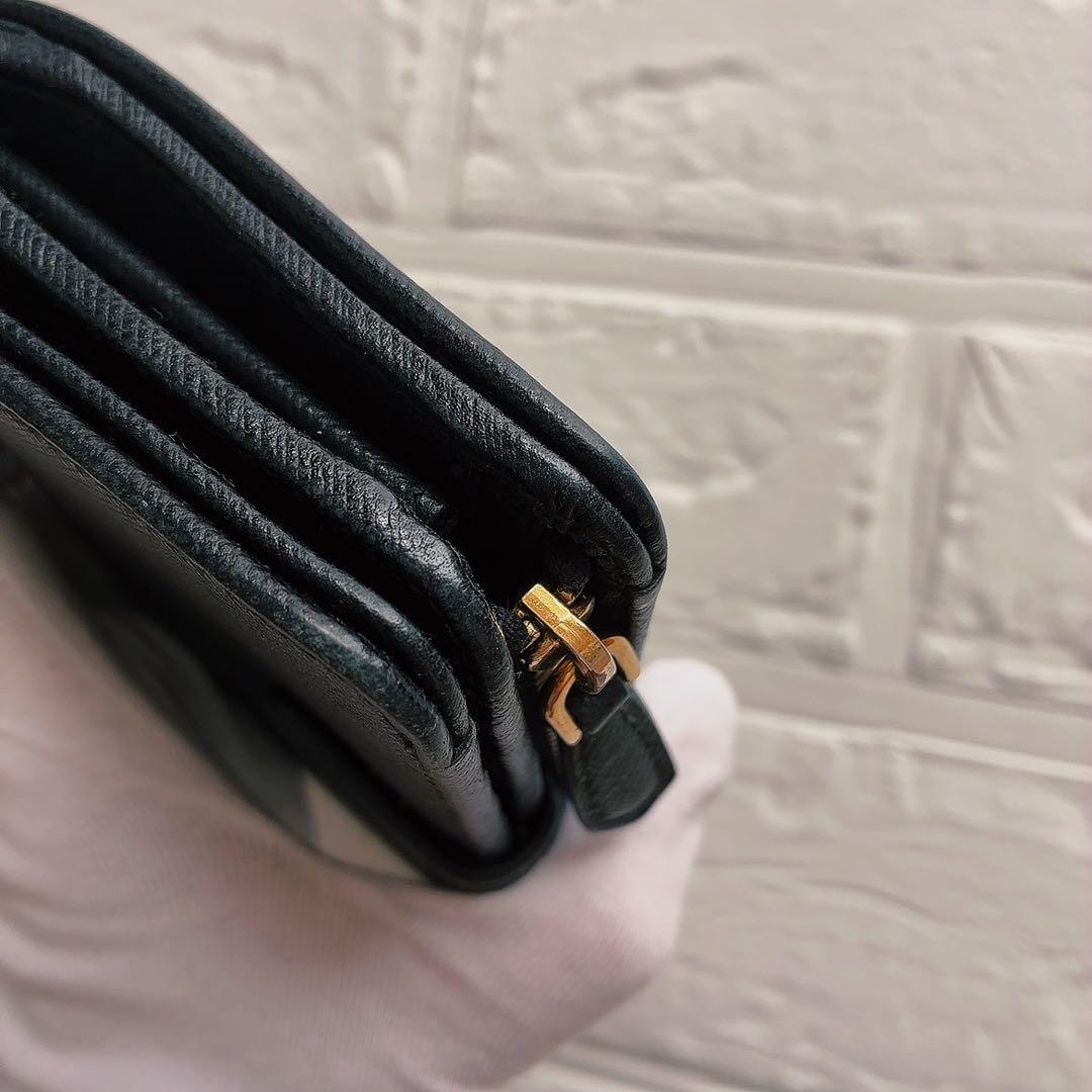 【美品】PRADA ブラックレザー 二つ折り財布 サフィアーノ　黒　ファスナー付