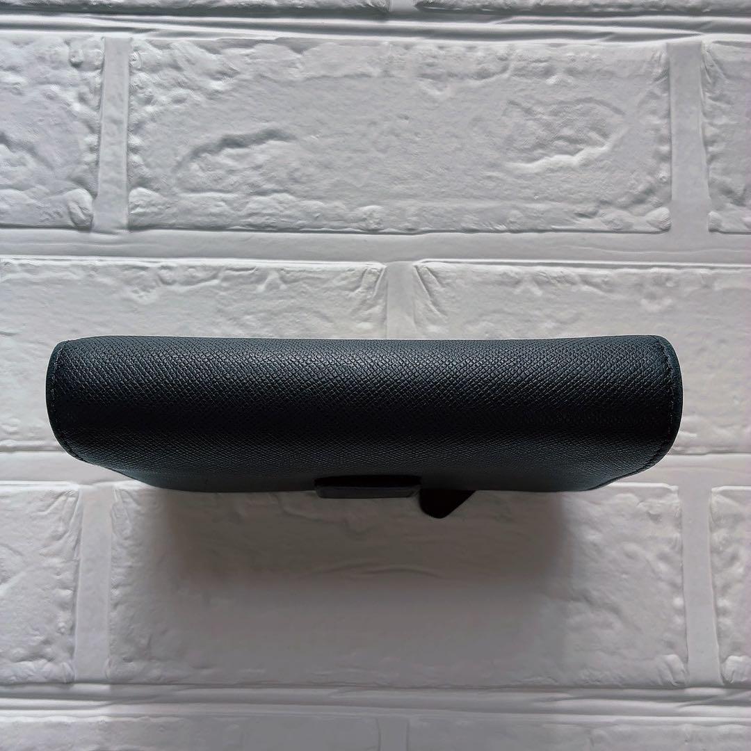 【美品】PRADA ブラックレザー 二つ折り財布 サフィアーノ　黒　ファスナー付