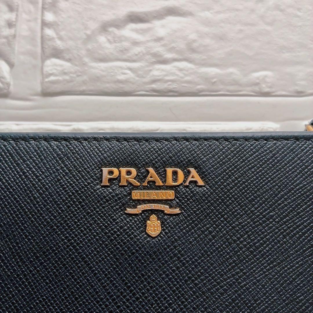 【美品】PRADA ブラックレザー 二つ折り財布 サフィアーノ　黒　ファスナー付