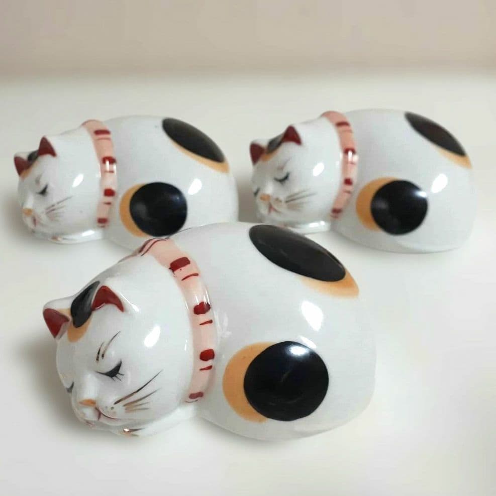 128 3点セット 未使用保管品 瀬戸焼 赤絵眠猫 陶器製 猫の置物 昭和 希少