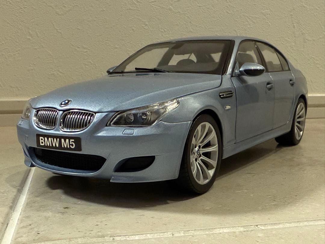 BMW M5 ミニカー ライトブルー　KYOSHO 1:18 E60