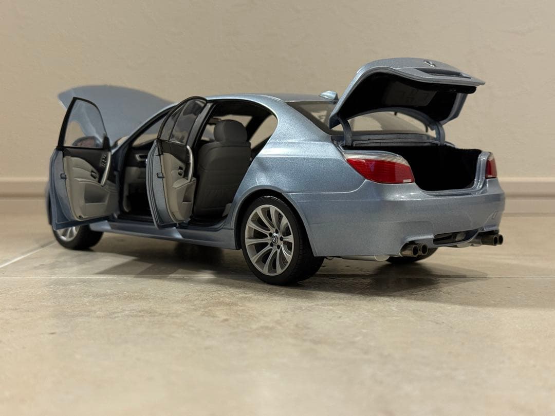 BMW M5 ミニカー ライトブルー　KYOSHO 1:18 E60