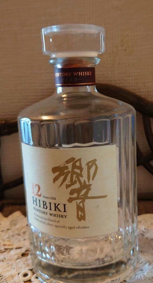 サントリー「響」と、ニッカウイスキー「博多」空き瓶2本セット