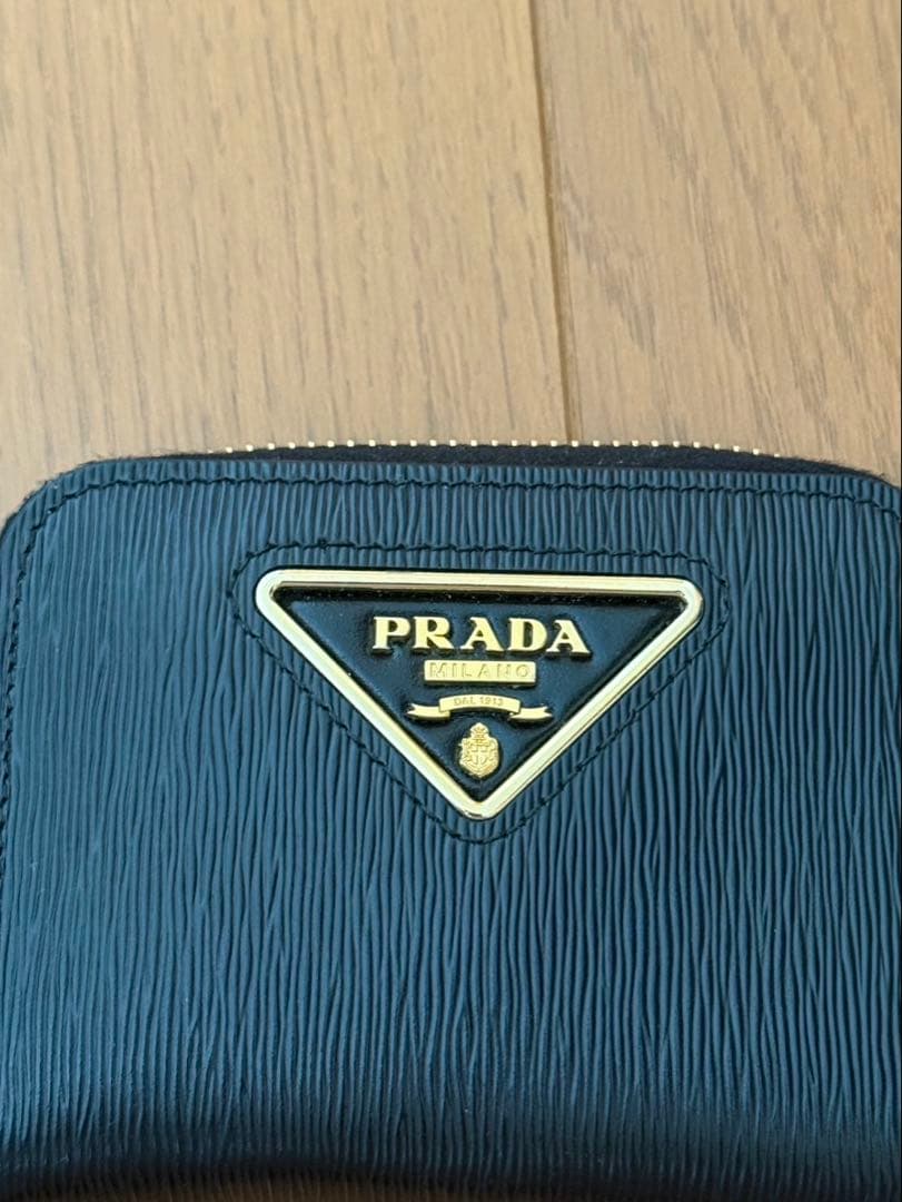 美品　PRADA 小銭入れ　トライアングル　ラウンドファスナー