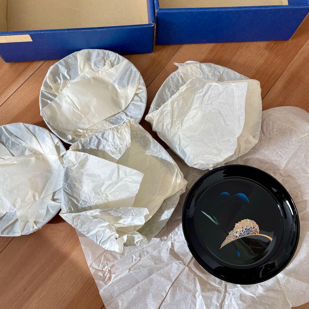 新品未使用　山本寛斎デザインkansai 花モチーフ 黒色平皿 箱付き