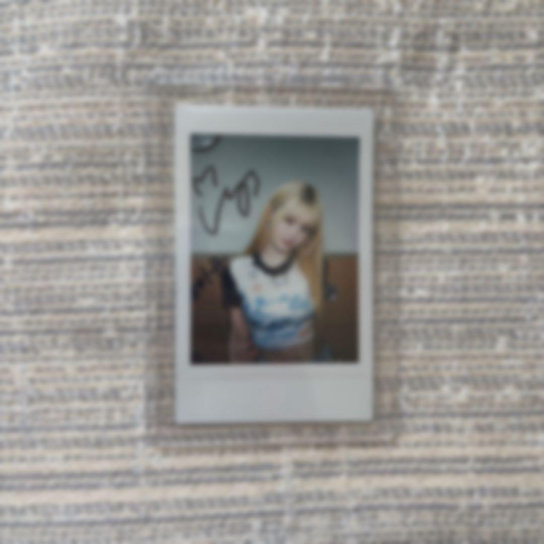 tripleS マユ　サイン入りポラロイド チェキ