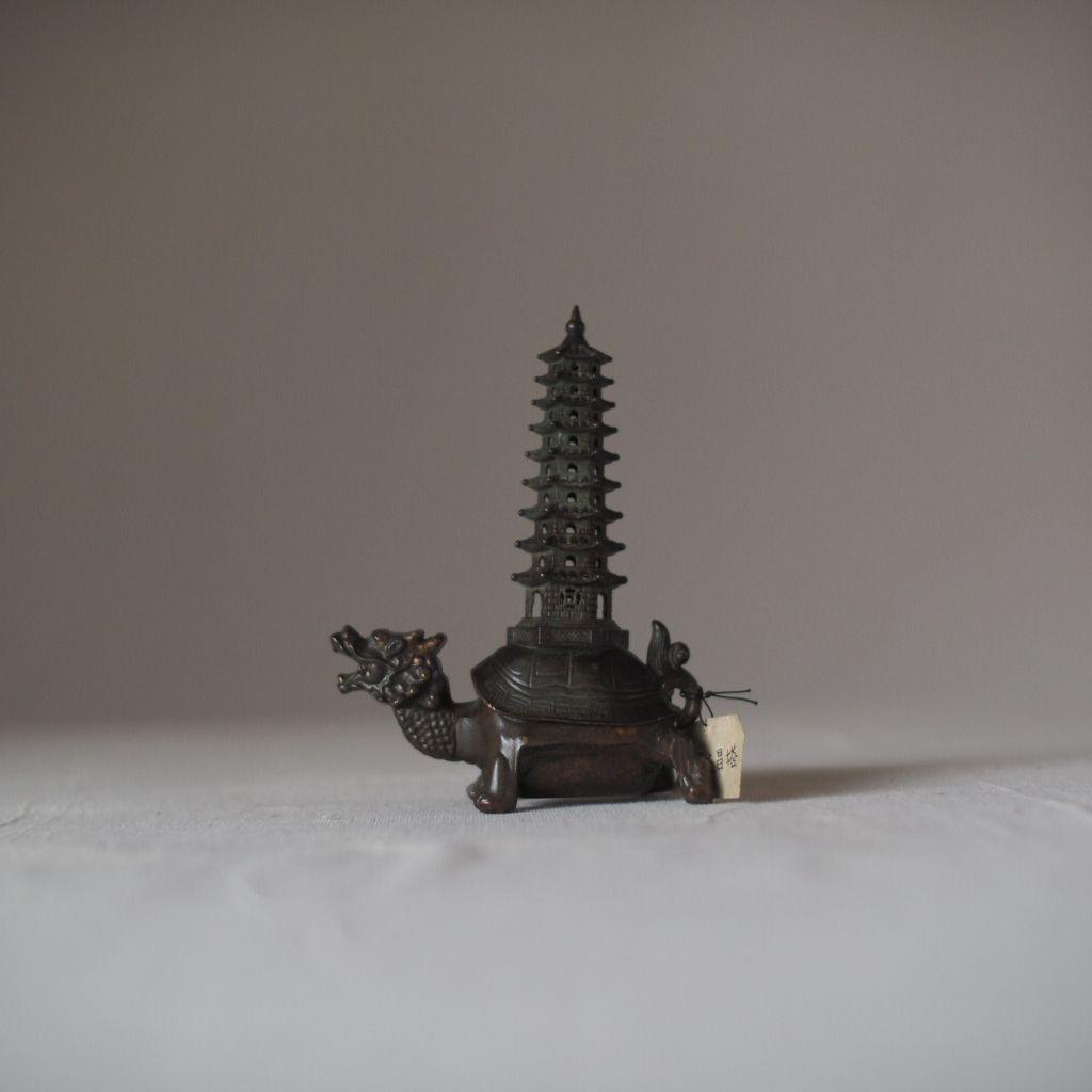 亀と五重塔の金属工芸品 古道具 骨董