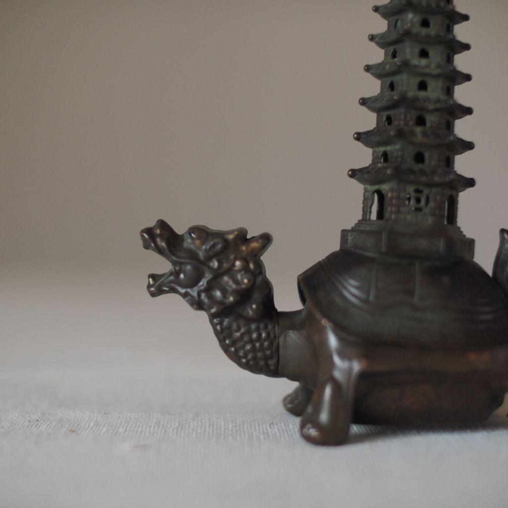 亀と五重塔の金属工芸品 古道具 骨董