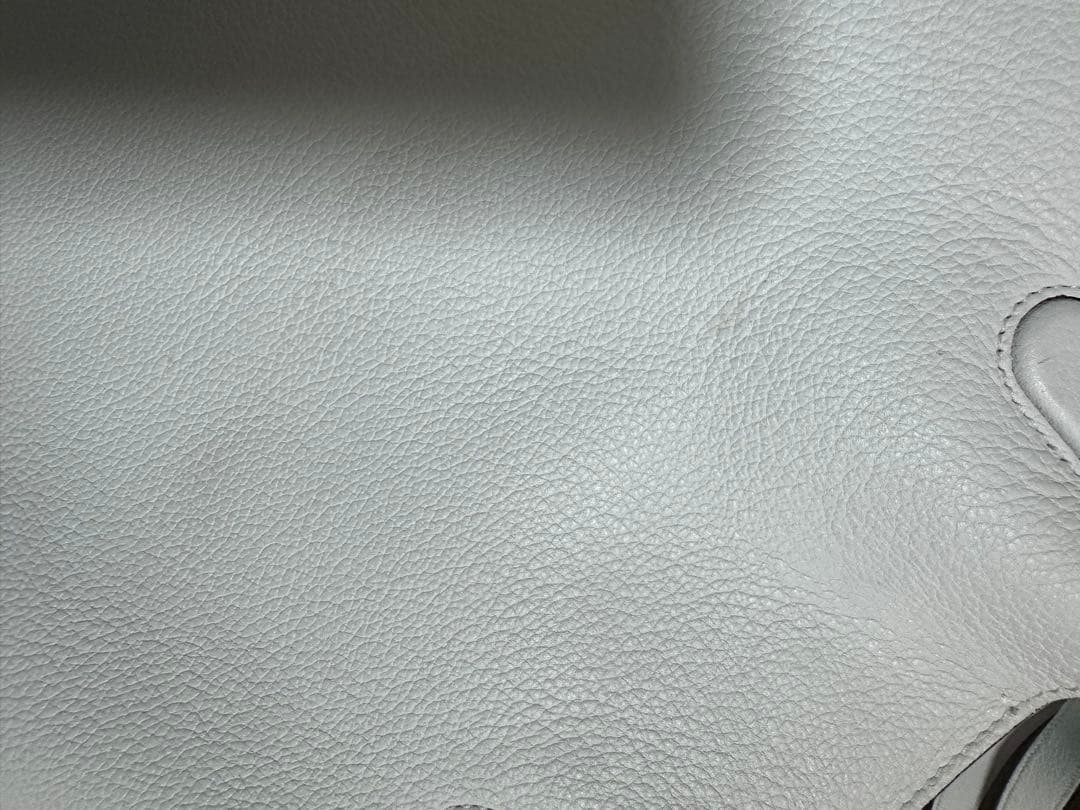 CHRISTIAN DIOR ホワイト ショルダーバッグ 花びらチャーム付き