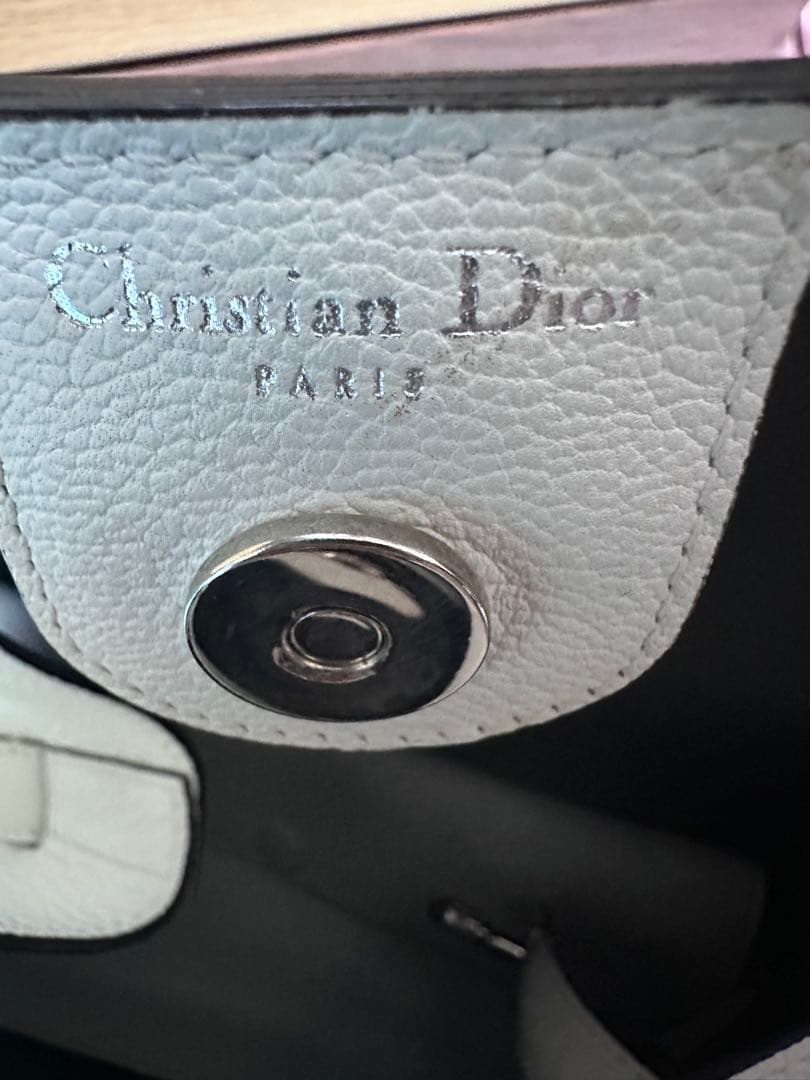 CHRISTIAN DIOR ホワイト ショルダーバッグ 花びらチャーム付き